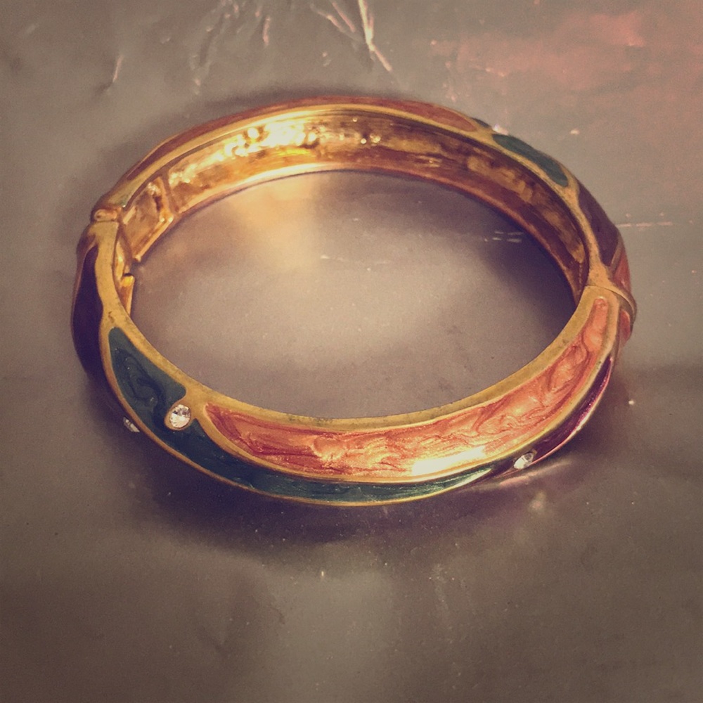 Multi-colored clasped bracelet